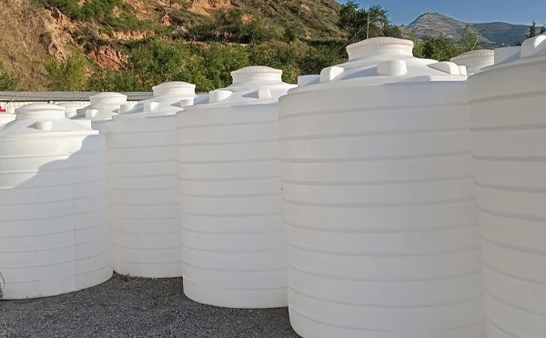 化工液体储存注意事项——选对PE合水塑料桶避免安全隐患