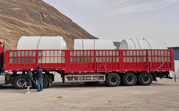 合水塑料桶装车完毕准备运输中
