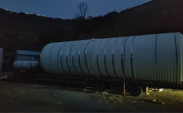 合水圆桶运输途中